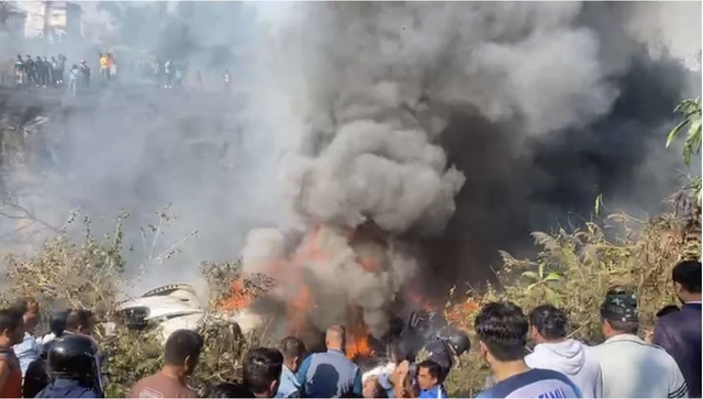 Máy bay chở 72 người rơi ở Nepal - Ảnh 1.