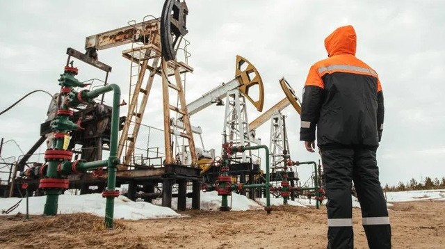 Một tháng sau khi áp trần, giá dầu thô chính của Nga chưa bằng một nửa giá dầu quốc tế - Ảnh 1.