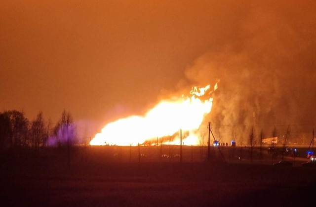 Nổ đường ống dẫn khí đốt ở vùng Baltic, lửa bốc cao 50m - Ảnh 1.