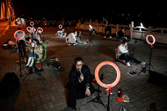 Trào lưu cực lạ ở Trung Quốc: livestream xuyên đêm trên phố để hút fan trên TikTok, càng nhiều người xem càng lãi - Ảnh 3.