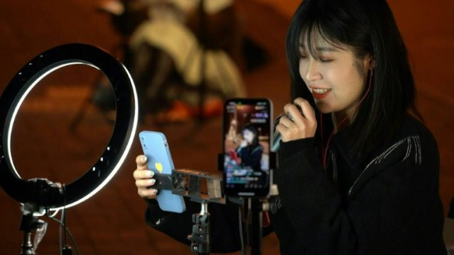 Trào lưu cực lạ ở Trung Quốc: livestream xuyên đêm ngoài đường hút fan trên TikTok, càng nhiều người xem thu nhập càng khủng - Ảnh 1.