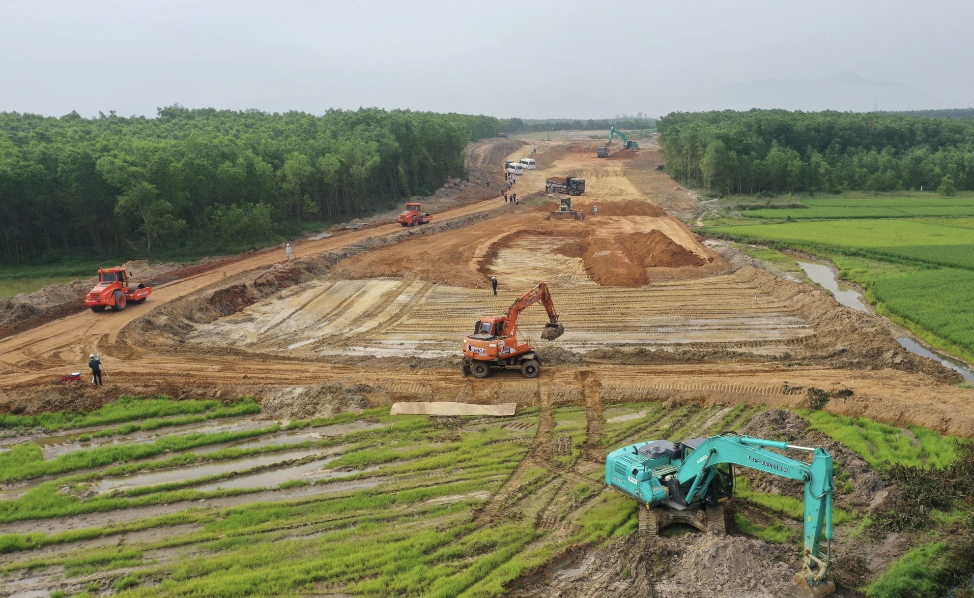 Đẩy nhanh tiến độ xây dựng cao tốc Quảng Ngãi - Hoài Nhơn - Ảnh 2.