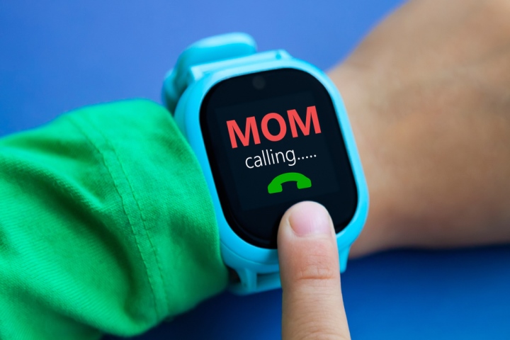 Cha mẹ có nên mua đồng hồ thông minh lắng nghe con?  - Ảnh 1 .