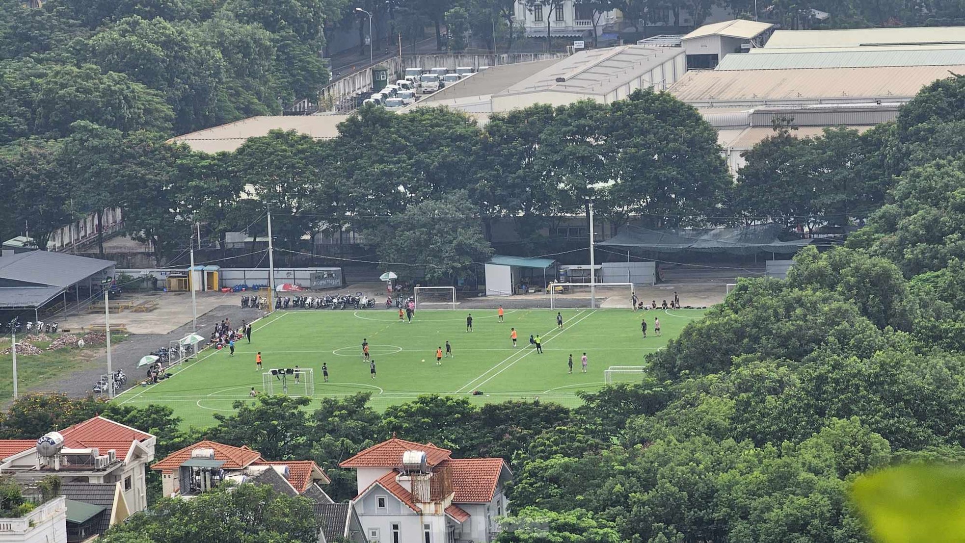 Cận cảnh sân bóng và trường bắn cung 'đang phát triển' trên đất trường học ở phường đông dân nhất thủ đô - Ảnh 3.
