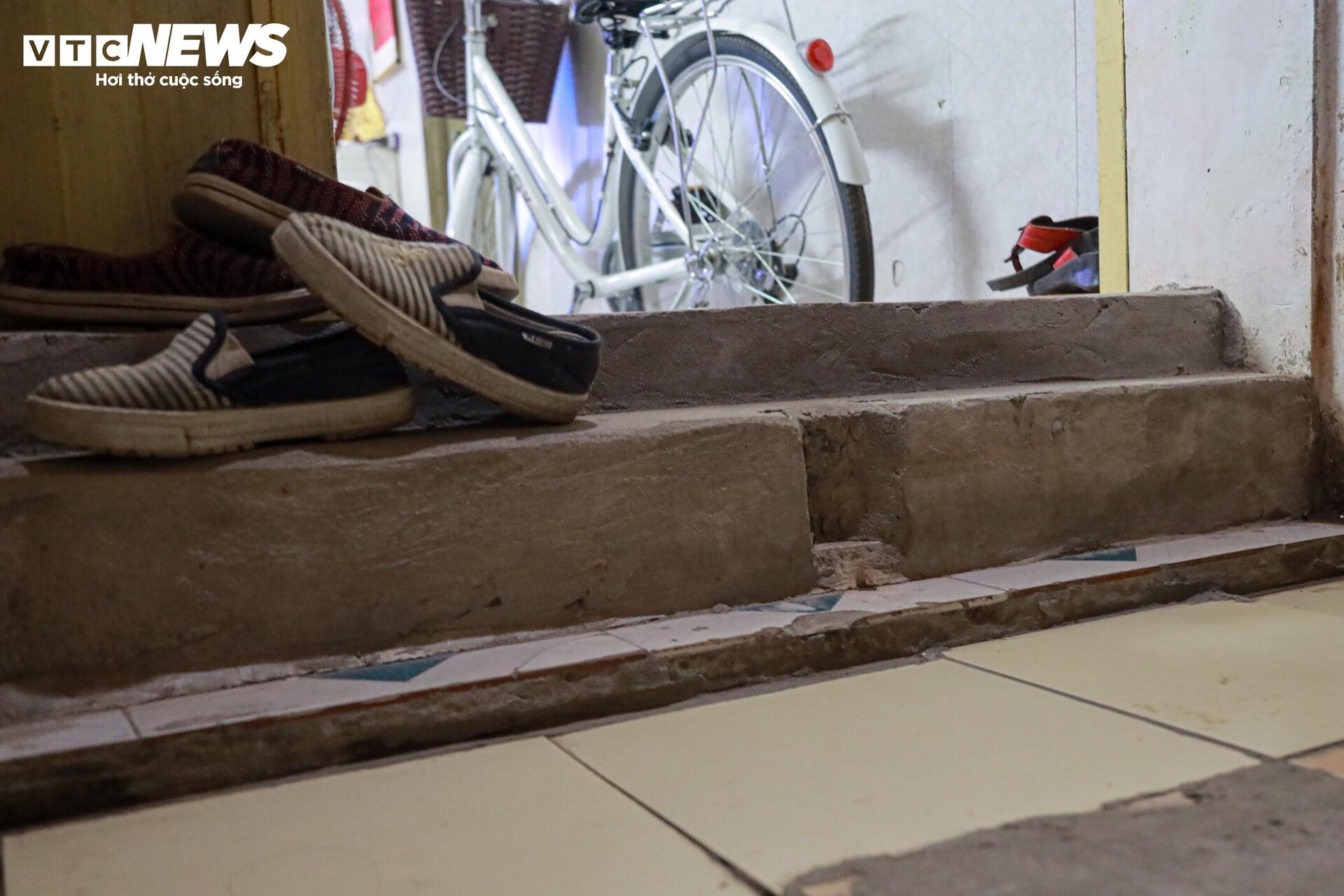 Bên trong ký túc xá cũ ở Hà Nội mỗi lần mưa là dột, nước tràn vào nhà - Ảnh 4.