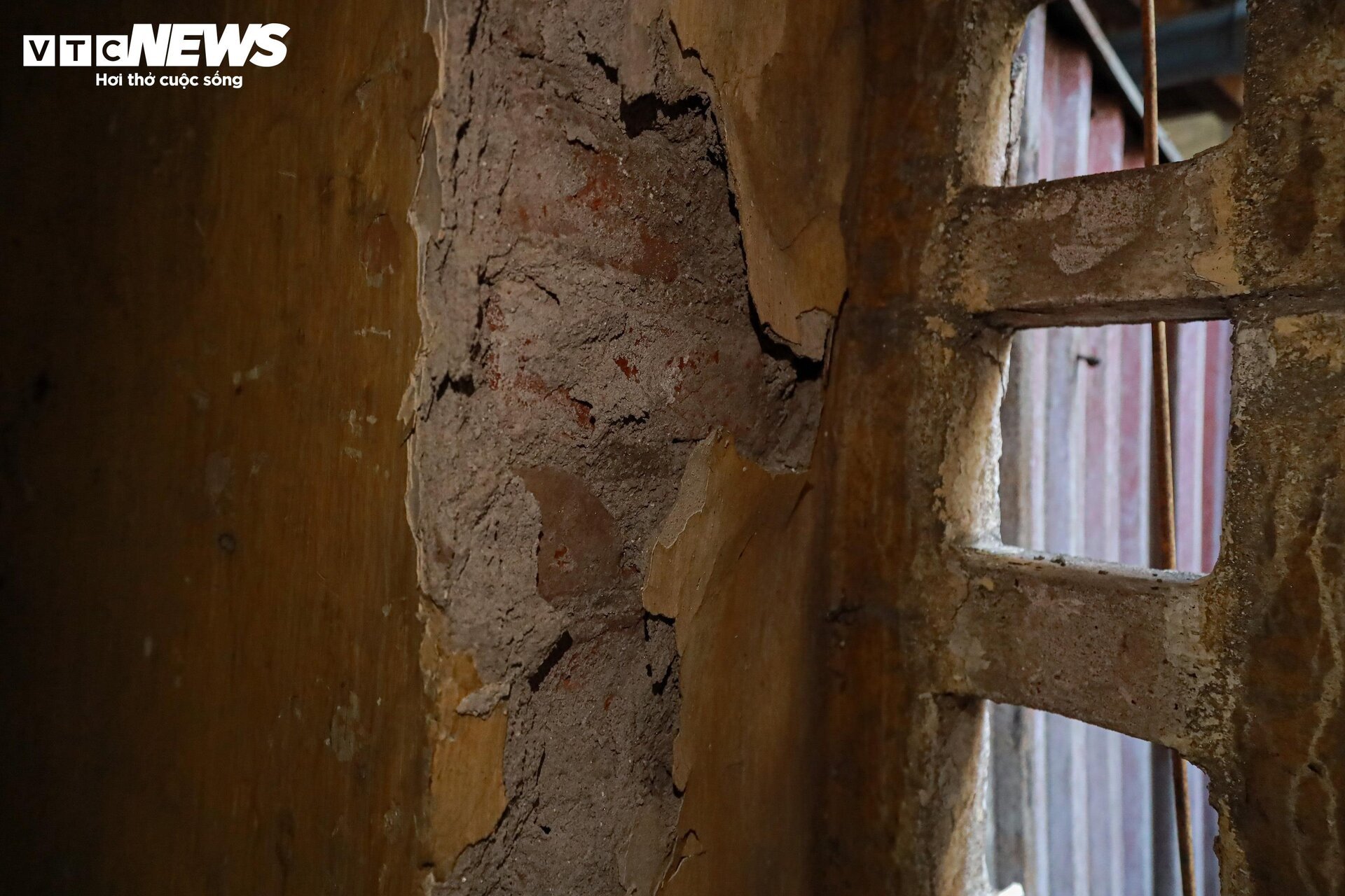 Bên trong chung cư cũ nát ở Hà Nội mỗi lần mưa là dột, nước tràn vào nhà - Ảnh 7.