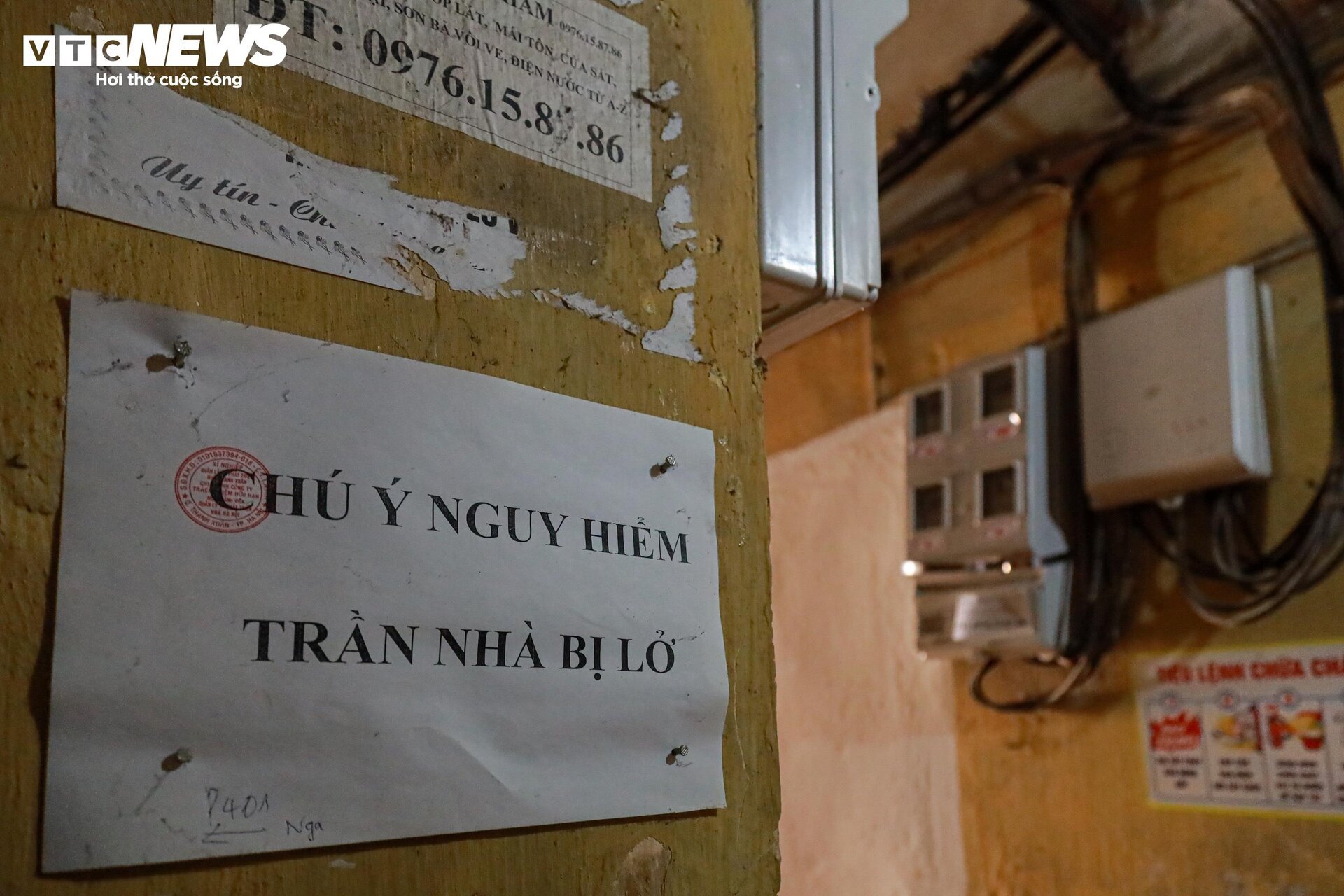 Bên trong ký túc xá cũ ở Hà Nội mỗi lần mưa là dột, nước tràn vào nhà - Ảnh 11.