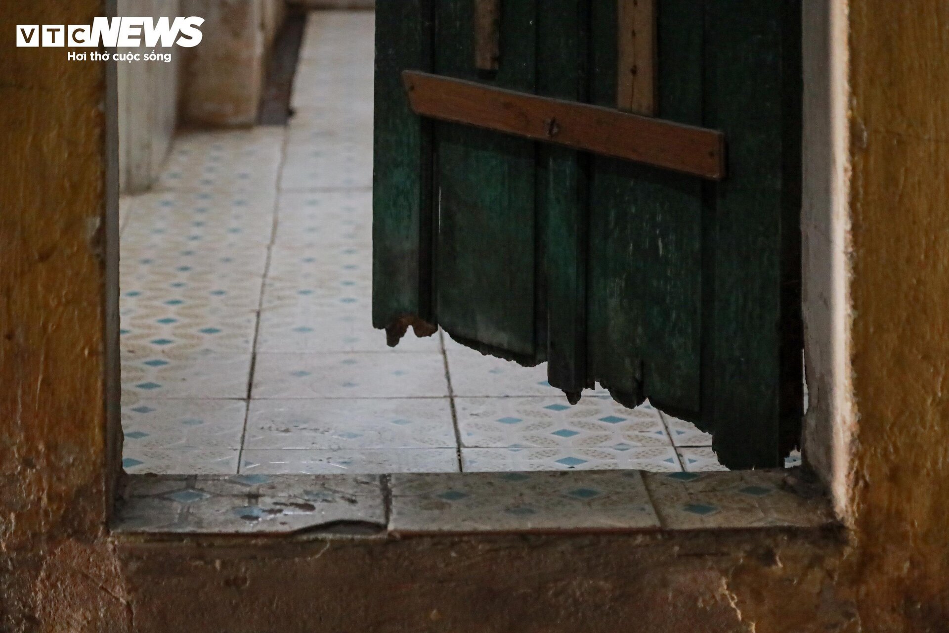 Bên trong ký túc xá cũ ở Hà Nội mỗi lần mưa là dột, nước tràn vào nhà - Ảnh 13.