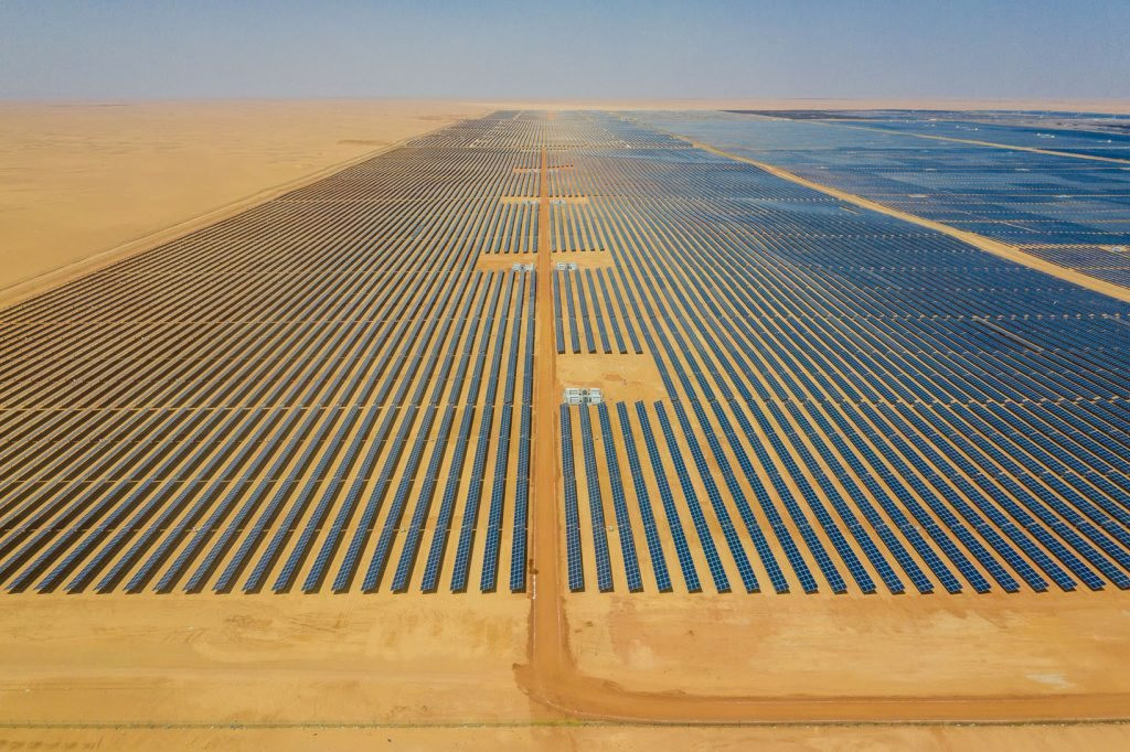 Trung Quốc một lần nữa khiến thế giới ngưỡng mộ: 5.000 người xây nhà máy điện mặt trời lớn nhất thế giới với 4 triệu tấm pin giữa sa mạc, bán điện với giá chỉ hơn 300 đồng/kWh - Ảnh 1