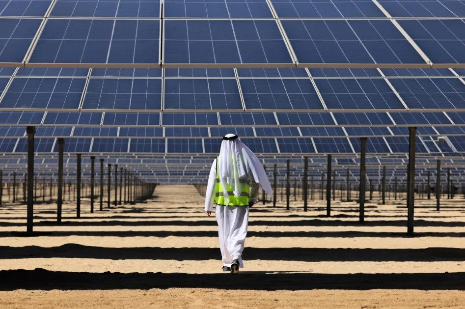 Trung Quốc một lần nữa khiến thế giới ngưỡng mộ: 5.000 người xây dựng nhà máy điện mặt trời lớn nhất thế giới với 4 triệu tấm pin giữa sa mạc, bán điện với giá chỉ hơn 300 đồng/kWh - Ảnh 2