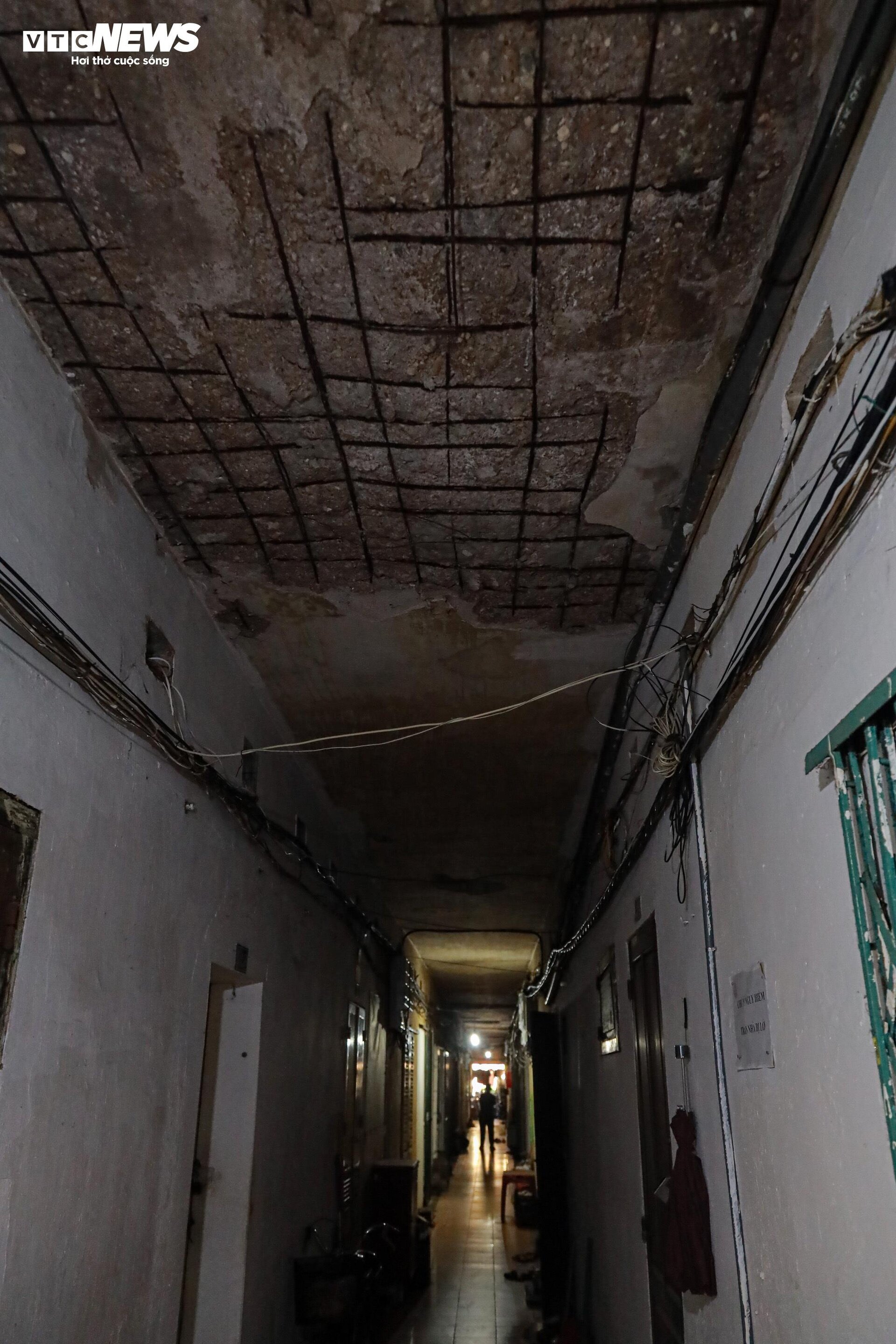 Bên trong ký túc xá cũ ở Hà Nội mỗi lần mưa là dột, nước tràn vào nhà - Ảnh 1.