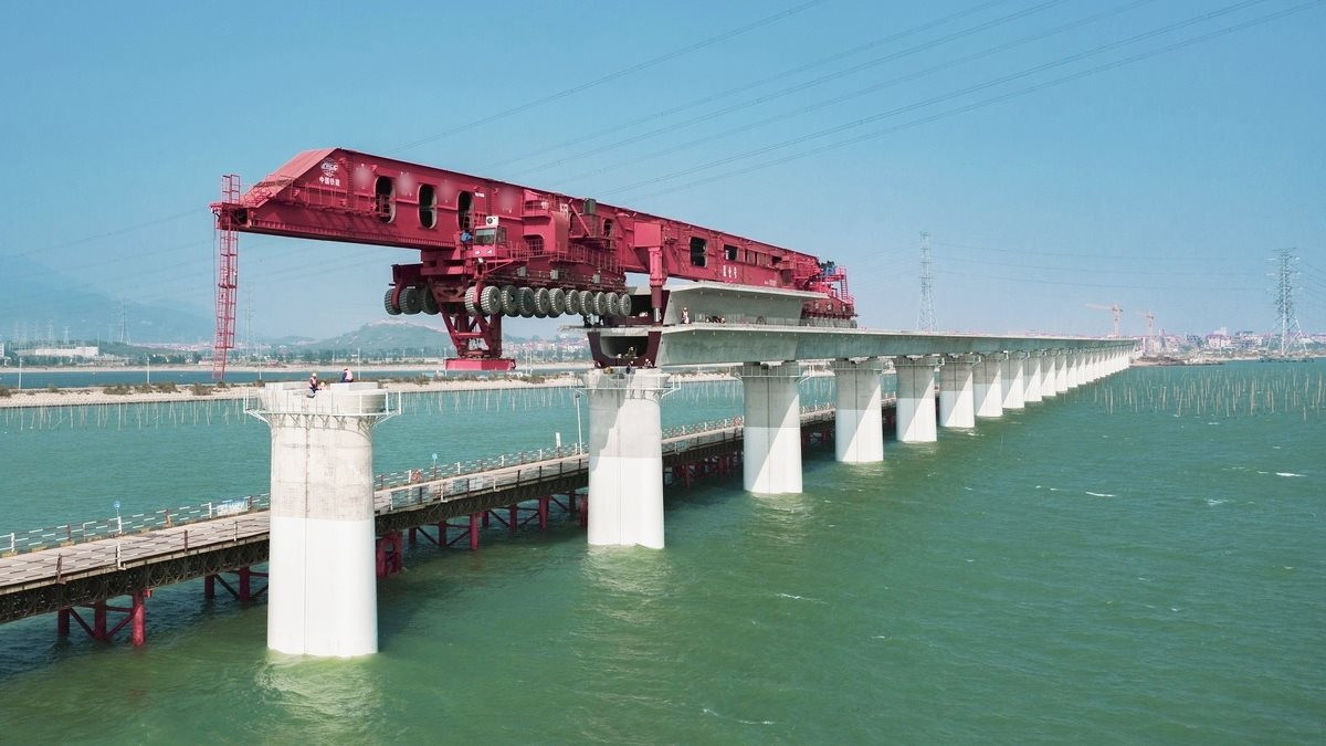 Làm thế nào Trung Quốc xây được cầu đường sắt cao tốc xuyên biển dài 15km chỉ trong hơn 2 năm?  - Ảnh 1.