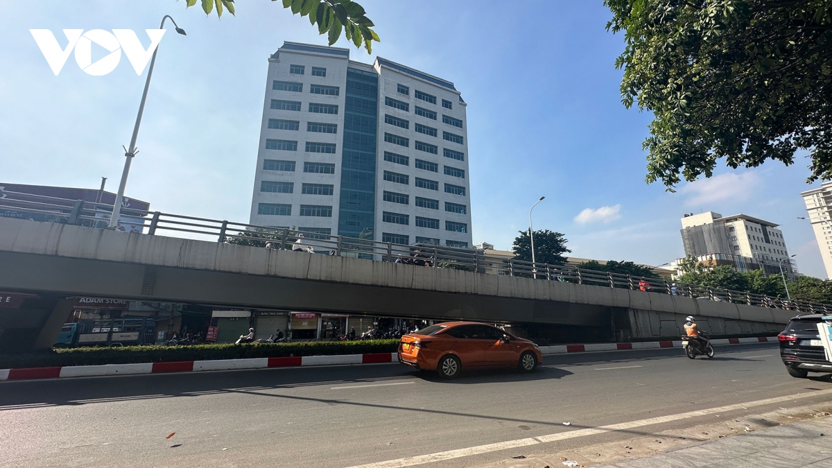 Tòa nhà văn phòng không cửa ngăn ở Hà Nội sắp được “giải cứu”