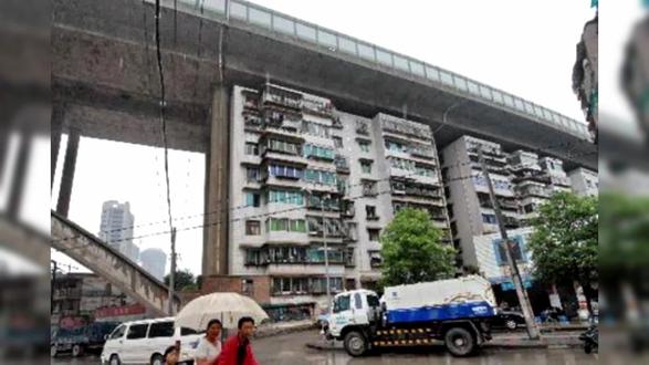 Sự độc đáo của Trung Quốc: Xây 10 tòa nhà dưới cầu vượt, người dân không phản đối mà nô nức kéo đến chụp ảnh - Ảnh 1.