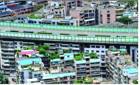 Sự độc đáo của Trung Quốc: Xây 10 tòa nhà dưới cầu vượt, người dân không phản đối mà nô nức kéo đến chụp ảnh - Ảnh 2.