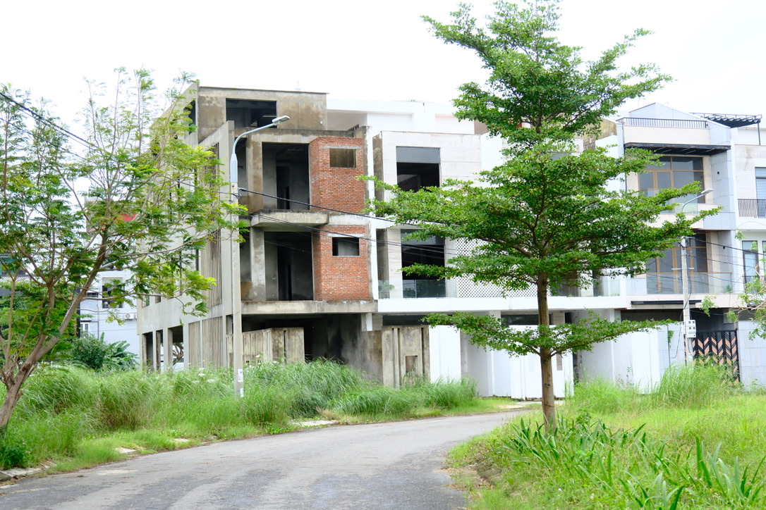 Hàng loạt căn shophouse tỷ đô bị bỏ hoang bên sông Hàn - Ảnh 4