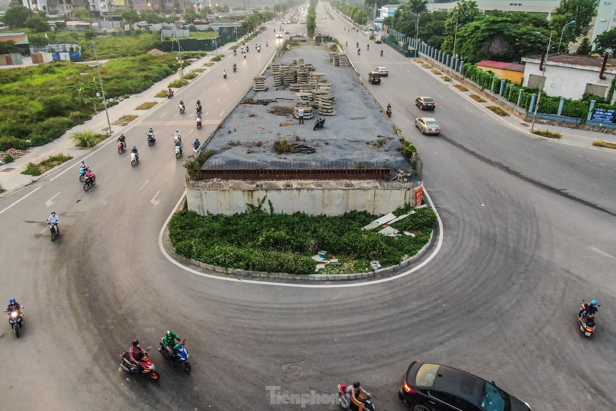 Cầu vượt bỏ hoang trên đại lộ nghìn tỷ ở Hà Nội - Ảnh 3.