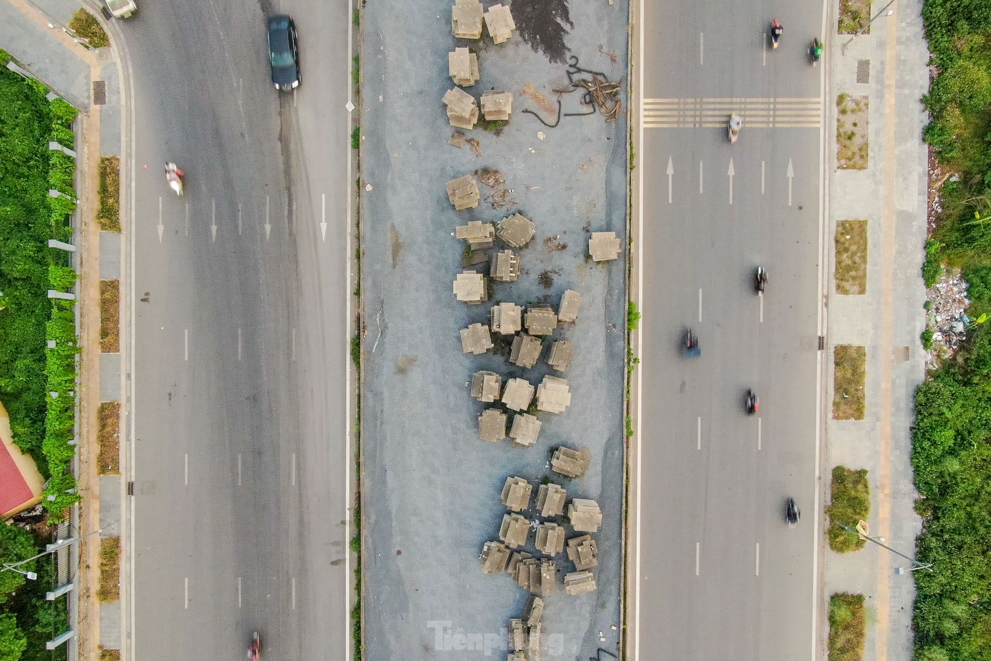 Cầu vượt bỏ hoang trên đại lộ nghìn tỷ ở Hà Nội - Ảnh 5