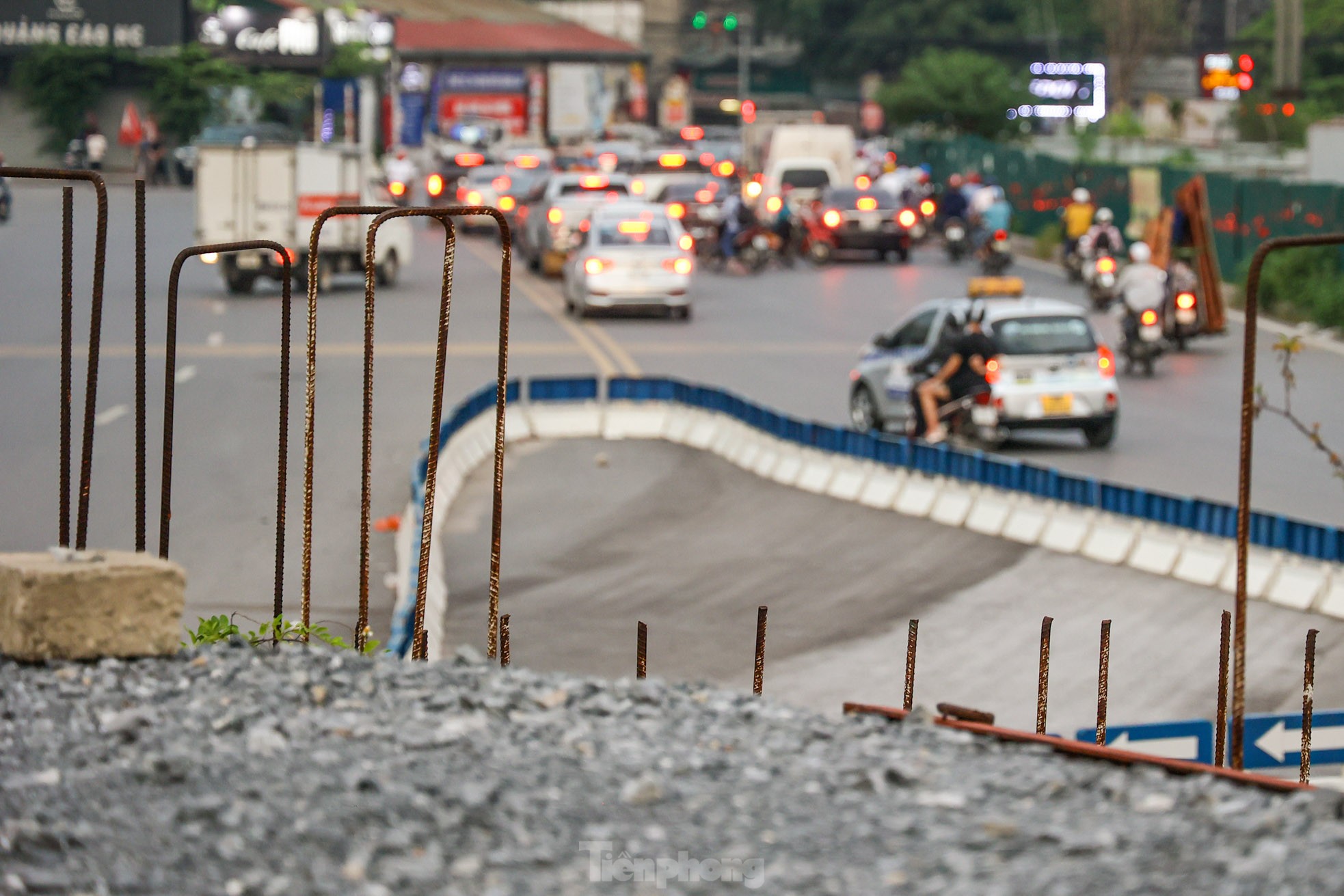 Cầu vượt bỏ hoang trên đại lộ nghìn tỷ ở Hà Nội - Ảnh 7.