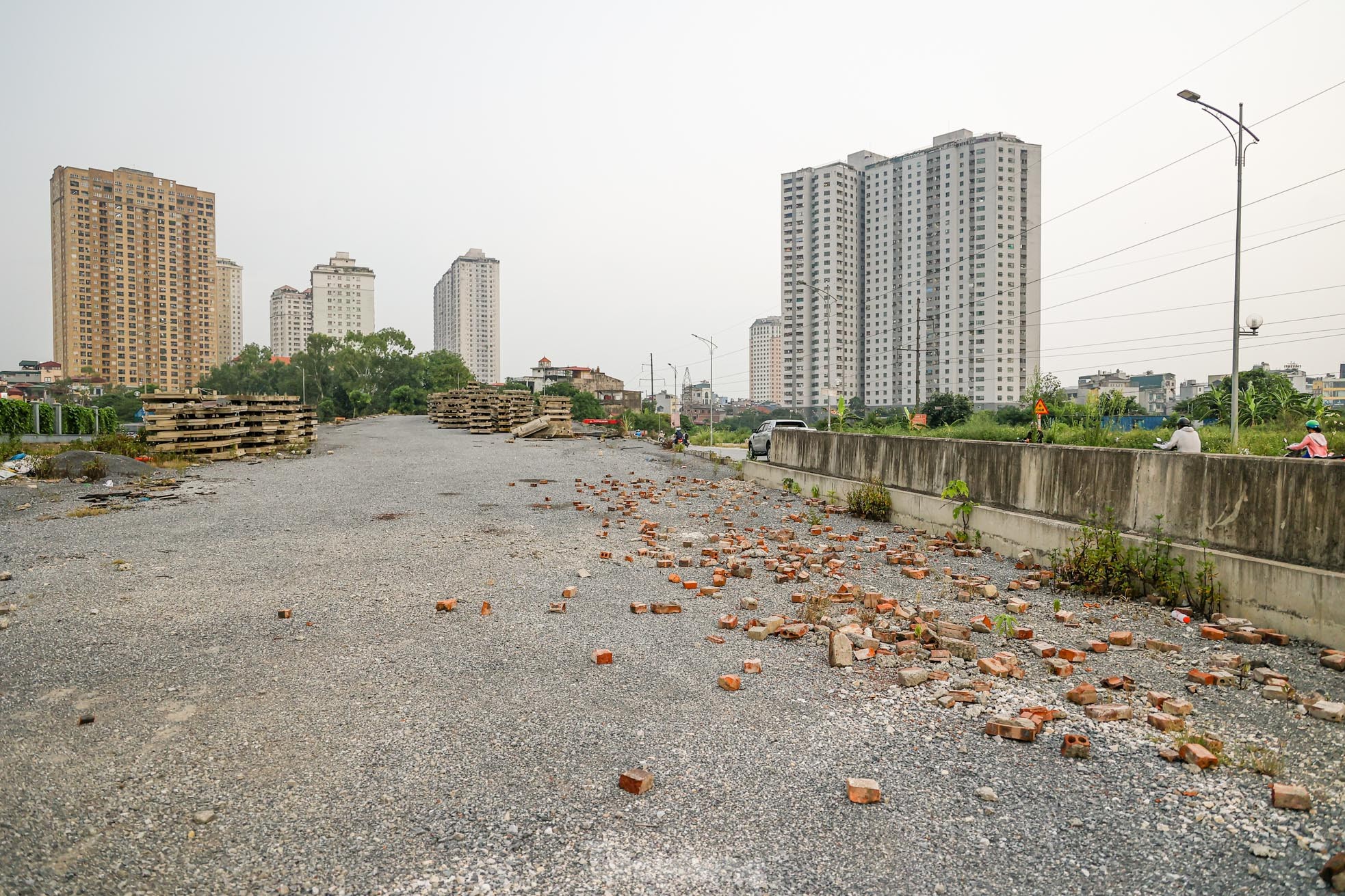 Cầu vượt bỏ hoang trên đại lộ nghìn tỷ ở Hà Nội - Ảnh 6.