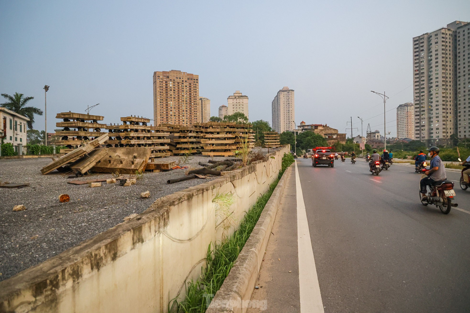 Cầu vượt bỏ hoang trên đại lộ nghìn tỷ ở Hà Nội - Ảnh 13
