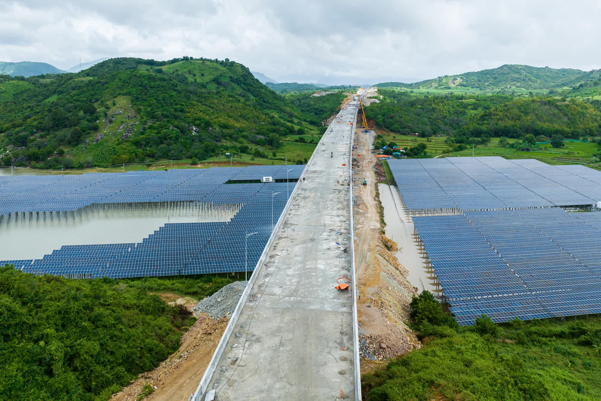 Doanh nghiệp tạo cầu vượt cao nhất trên cao tốc Cam Lâm - Vĩnh Hảo, băng qua cánh đồng pin năng lượng mặt trời - Ảnh 3