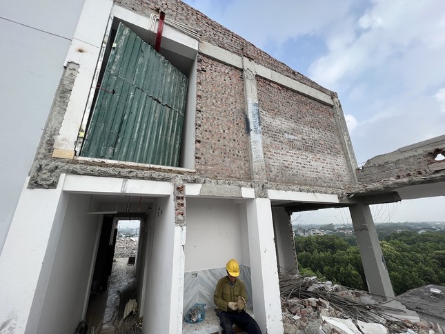 Cận cảnh phá dỡ chung cư mini 9 tầng xây trái phép ở Hà Nội - Ảnh 6.