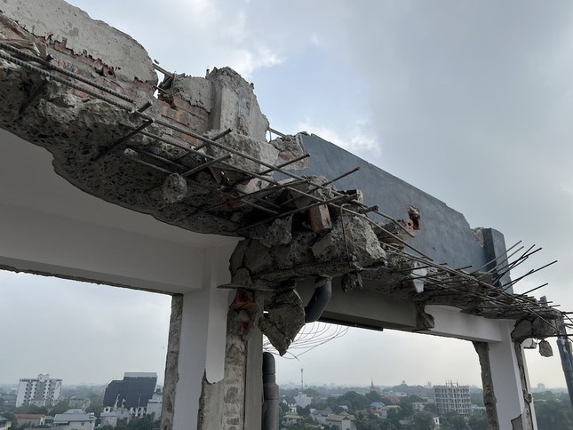 Cận cảnh phá dỡ chung cư mini 9 tầng xây trái phép ở Hà Nội - Ảnh 5.