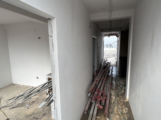Cận cảnh phá dỡ chung cư mini 9 tầng xây trái phép ở Hà Nội - Ảnh 12.