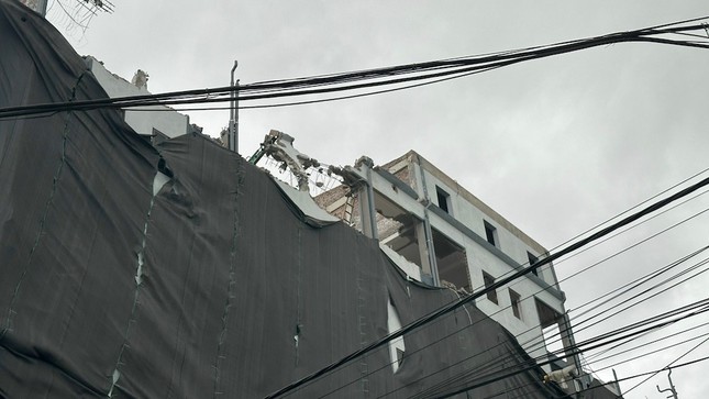 Cận cảnh phá dỡ chung cư mini 9 tầng xây trái phép ở Hà Nội - Ảnh 15