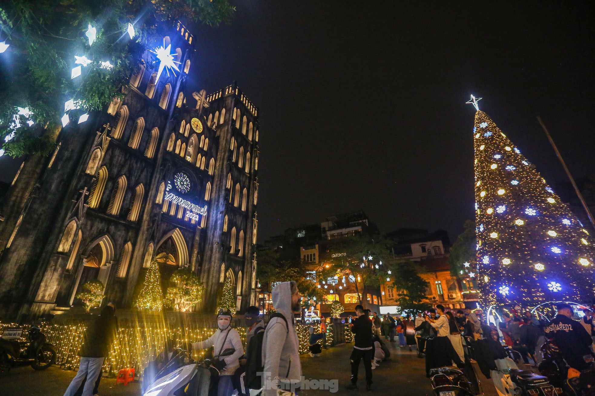 Các nhà thờ lớn ở Hà Nội được trang trí lung linh đón Giáng sinh - Ảnh 2