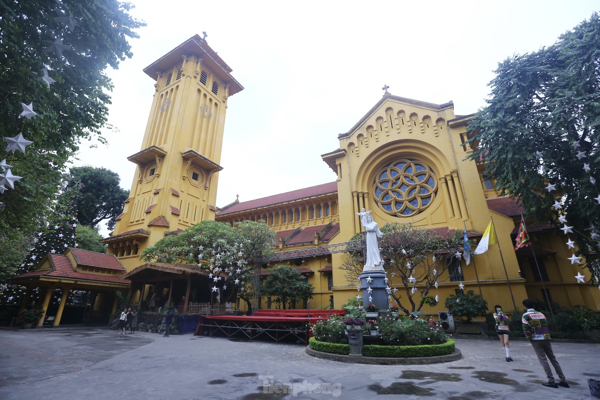Những nhà thờ lớn ở Hà Nội được trang trí lung linh đón Giáng sinh - Ảnh 5