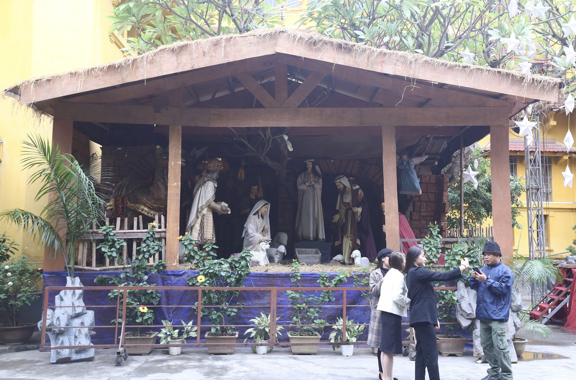Các nhà thờ lớn ở Hà Nội được trang trí lung linh đón Giáng sinh - Ảnh 7
