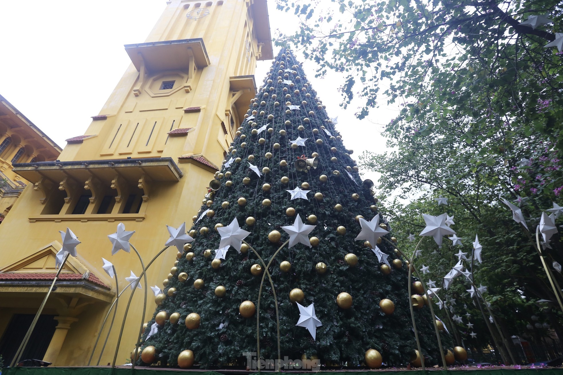 Các nhà thờ lớn ở Hà Nội được trang trí lung linh đón Giáng sinh - Ảnh 6.