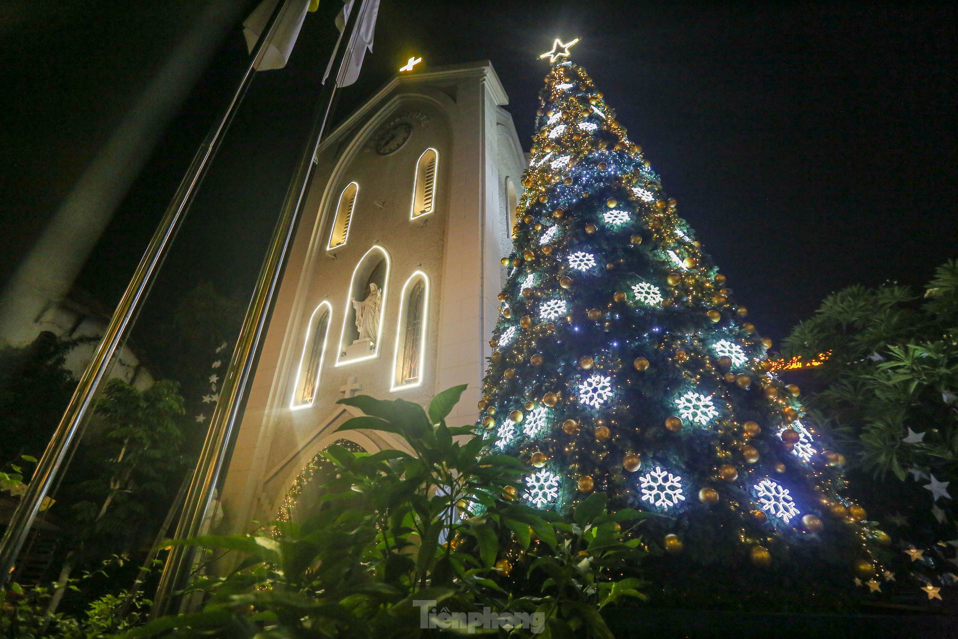 Những nhà thờ lớn ở Hà Nội được trang trí lung linh đón Giáng sinh - Ảnh 11