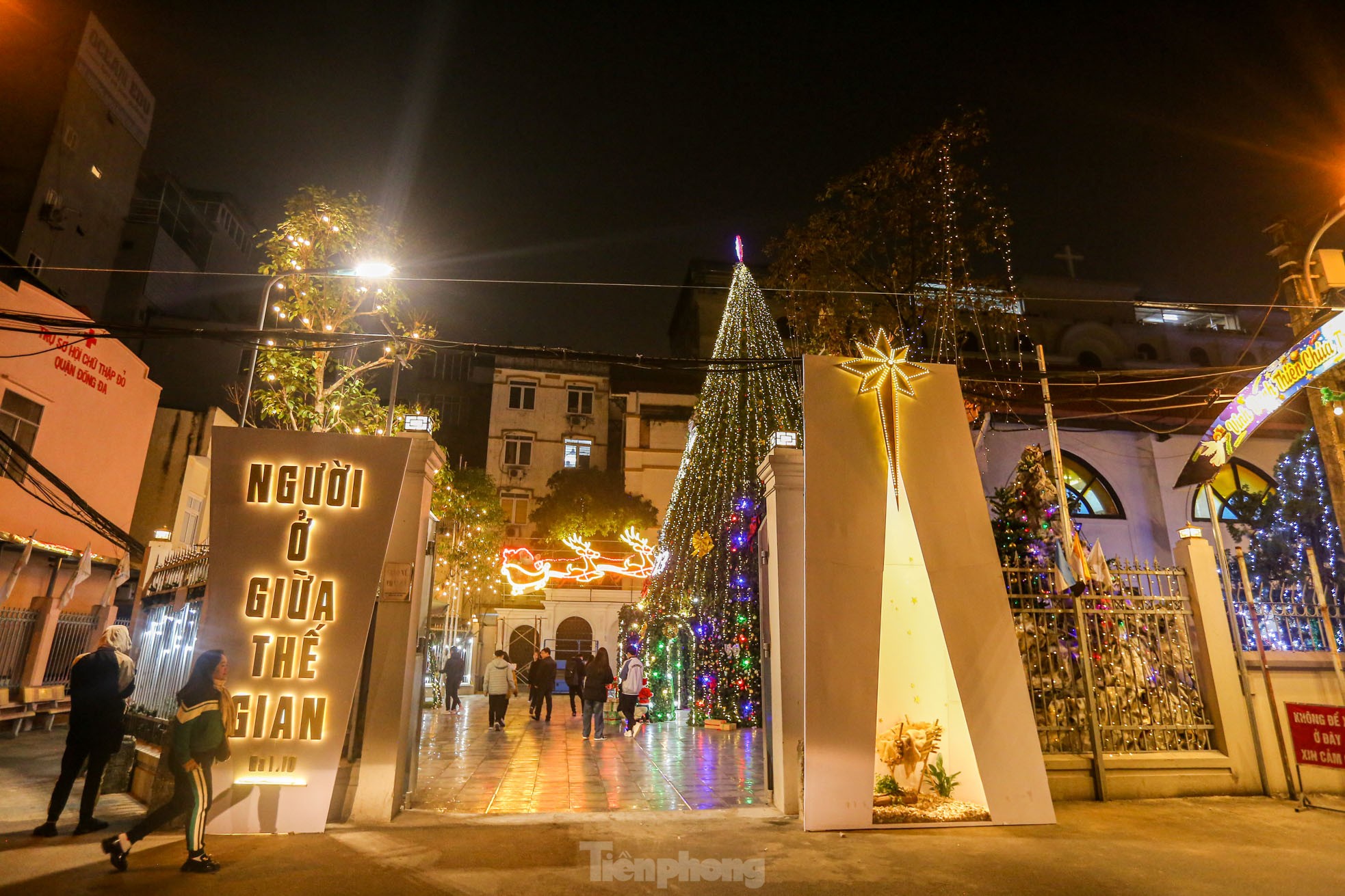 Các nhà thờ lớn ở Hà Nội được trang trí lung linh đón Giáng sinh - Ảnh 14