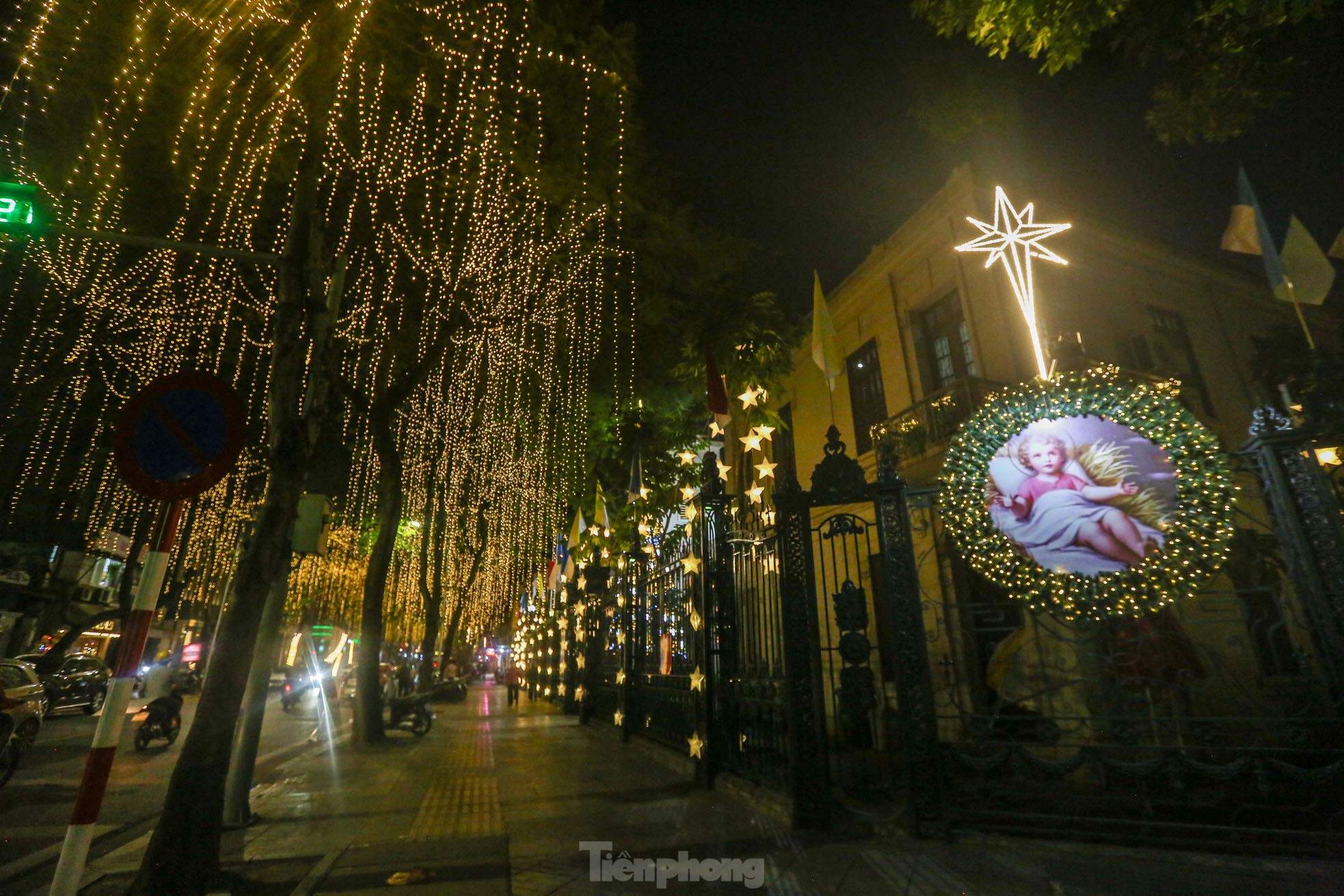 Các nhà thờ lớn ở Hà Nội được trang trí lung linh đón Giáng sinh - Ảnh 12