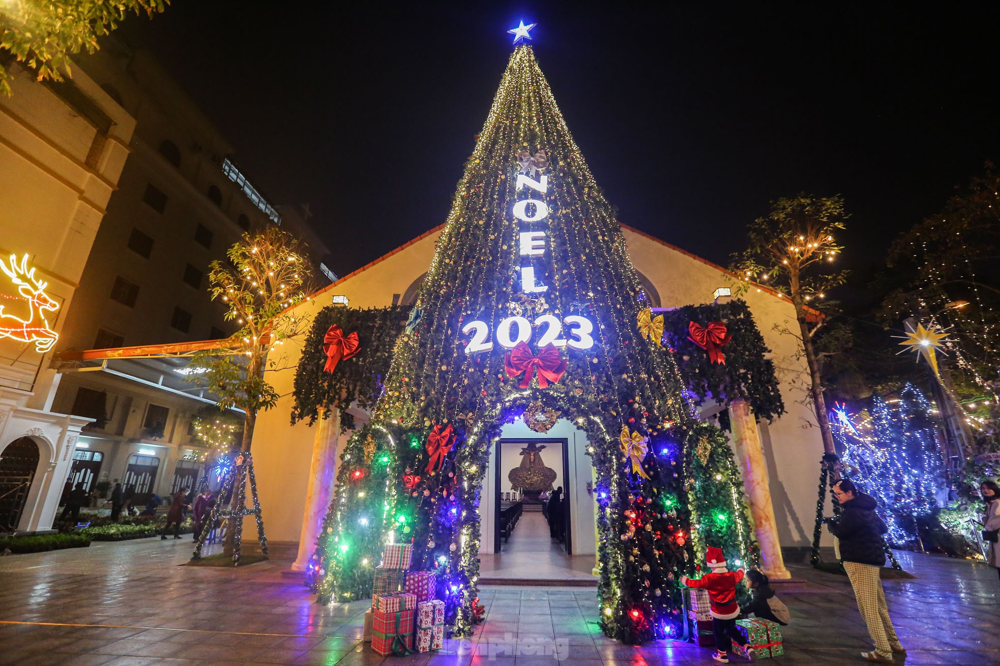 Những nhà thờ lớn ở Hà Nội được trang trí lung linh đón Giáng sinh - Ảnh 15