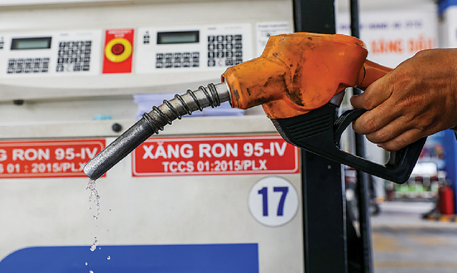 2 hãng bán lẻ xăng dầu lớn nhất nước tồn kho hơn 1 tỷ USD khi giá xăng đạt mức cao nhất 14 tháng - Ảnh 1.