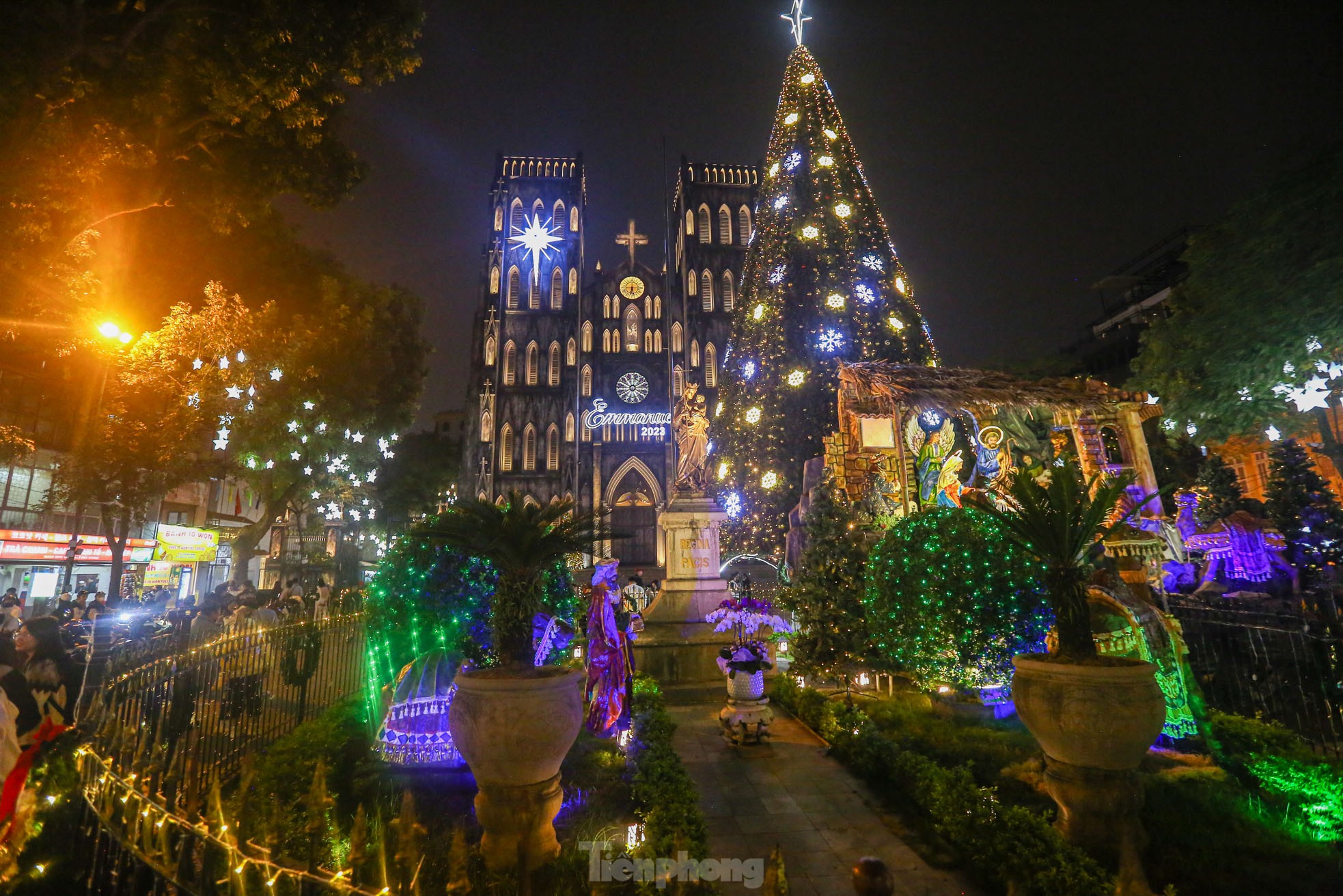 Các nhà thờ lớn ở Hà Nội được trang trí lung linh đón Giáng sinh - Ảnh 1