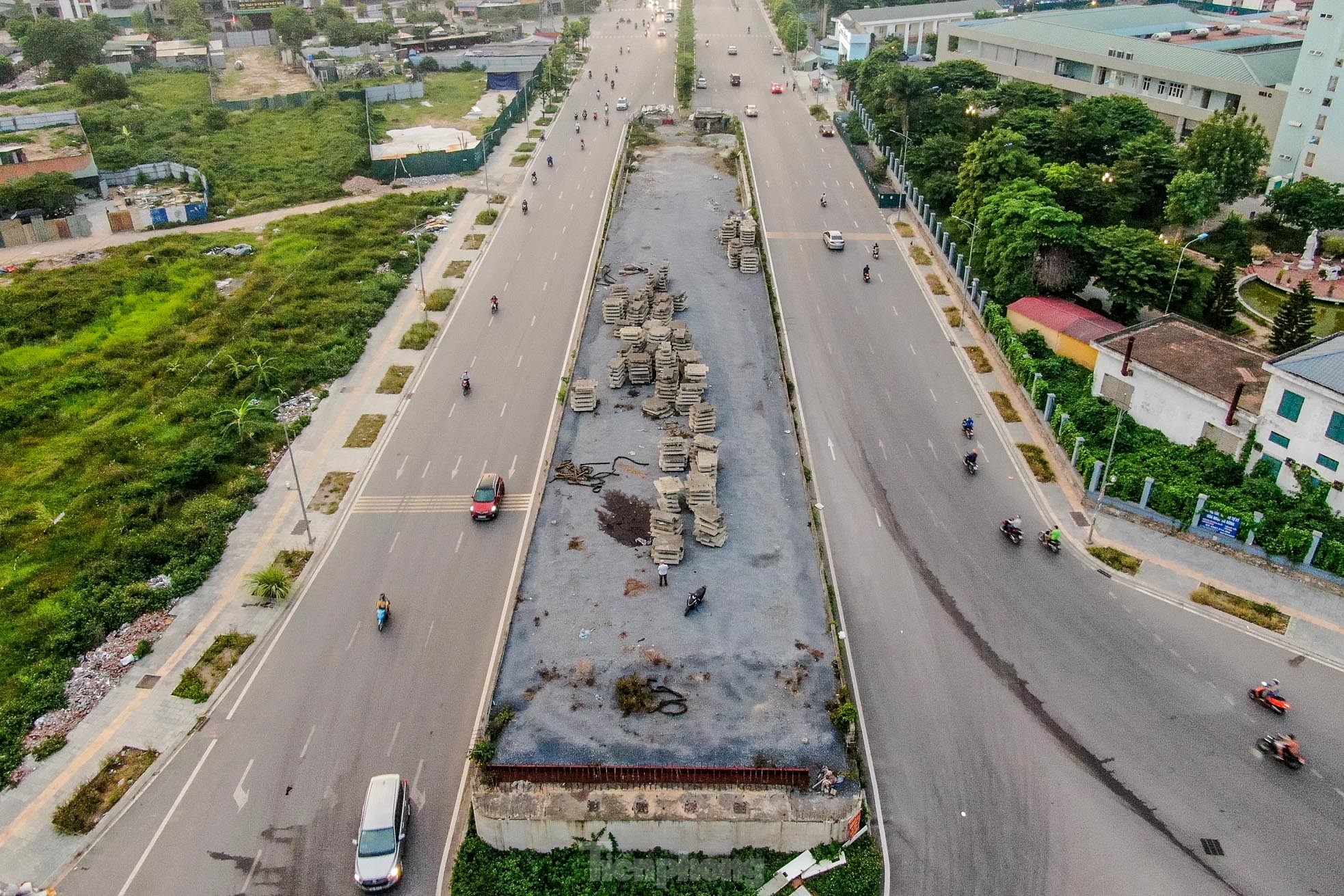 Cầu vượt bỏ hoang trên đại lộ nghìn tỷ ở Hà Nội - Ảnh 1