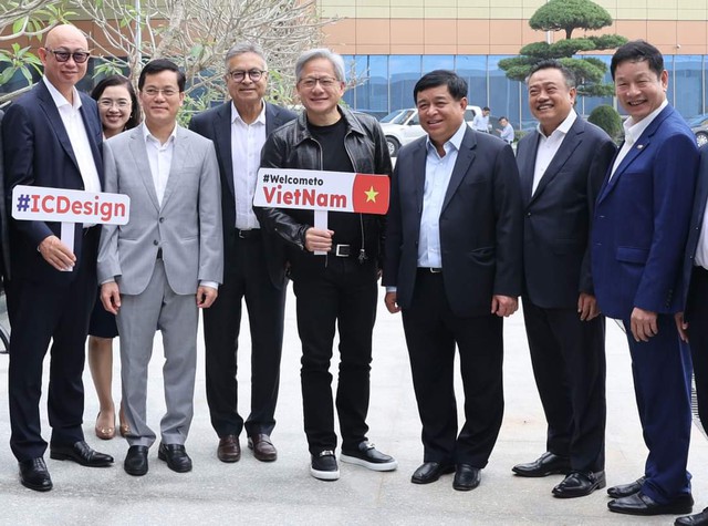 Chủ tịch FPT Trương Gia Bình muốn cùng NVIDIA biến Việt Nam thành nền tảng AI và bán dẫn - Ảnh 1