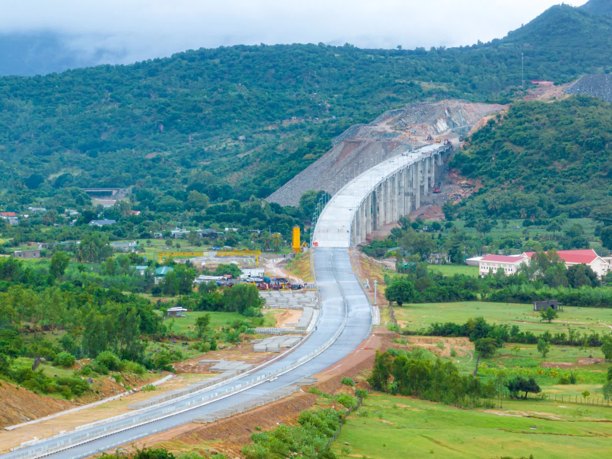 Doanh nghiệp tạo cầu vượt cao nhất trên cao tốc Cam Lâm - Vĩnh Hảo, băng qua cánh đồng pin năng lượng mặt trời - Ảnh 2