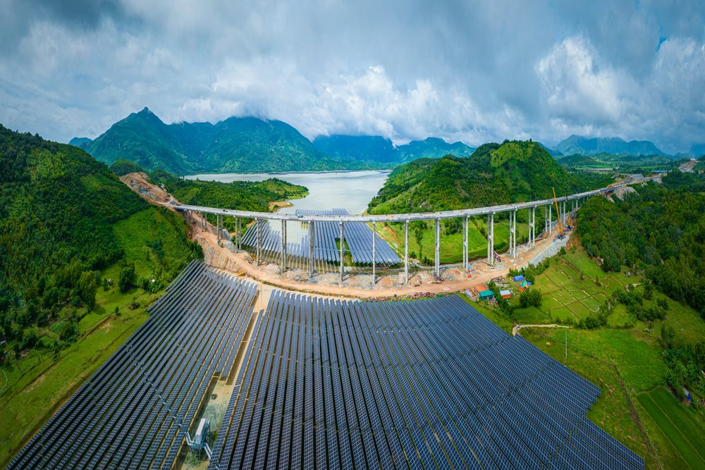 Doanh nghiệp tạo cầu vượt cao nhất trên cao tốc Cam Lâm - Vĩnh Hảo, băng qua cánh đồng pin năng lượng mặt trời - Ảnh 1