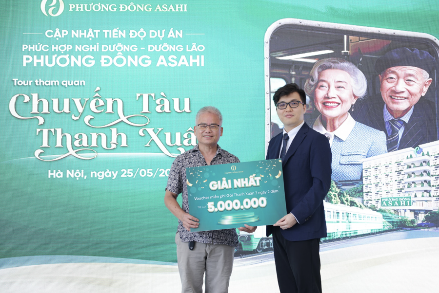 Ô Nguyễn Công Minh trao giải;  trao cho khách hàng trúng giải nhất của chương trình "Bánh xe may mắn" tại sự kiện