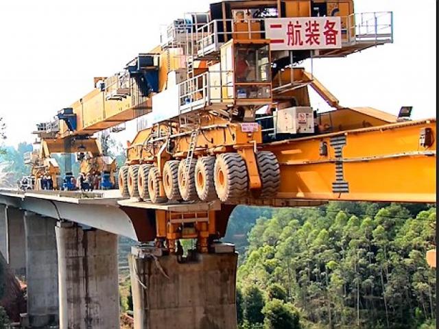 Trung Quốc tung ra quái vật sắt 64 bánh, dài 92m: Mạo hiểm tiến sâu vào ruộng khiến cả thế giới ngạc nhiên - Ảnh 1