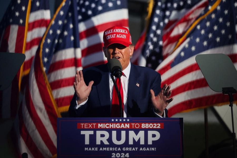 Ông Trump dự định cạnh tranh với ông Biden trong cuộc bầu cử tổng thống năm nay - Ảnh: Reuters