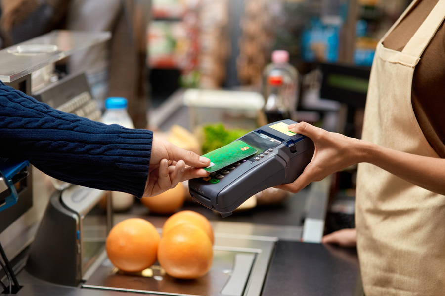 Vuốt thẻ ngân hàng để thanh toán phải cấm nhân viên siêu thị làm điều này: Nhiều người bị lừa hết tiền - Ảnh 1.