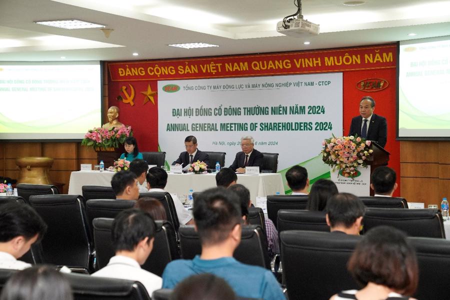 Ông Lê Minh Quý - Phó Tổng Giám đốc Giày dép VEAM báo cáo kết quả hoạt động sản xuất kinh doanh năm 2023 và;  Kế hoạch năm 2024.