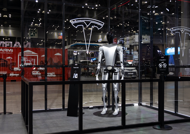 Elon Musk: Robot hình người sẽ đẩy vốn hóa của Tesla lên 25 nghìn tỷ USD, tương lai quan trọng hơn ô tô điện - Ảnh 1